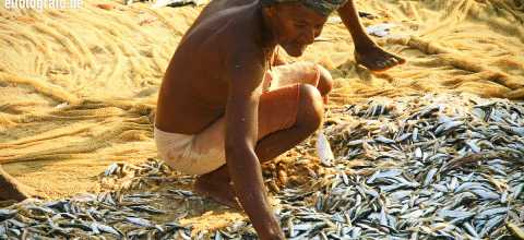 Fischer am Strand in Indien